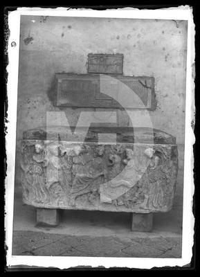 Salerno, duomo, quadriportico, sarcofago romano con
Bacco e stagioni, sepoltura famiglia Capograsso