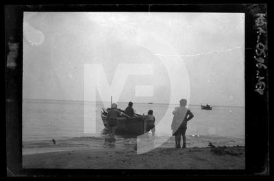 bambini con barca in spiaggia